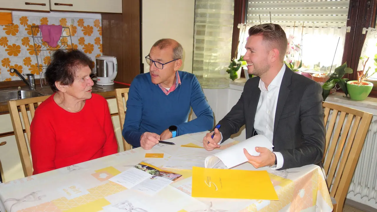 Persönliche Beratung am Tisch im Büro von Jan Schweitzer Pflege24